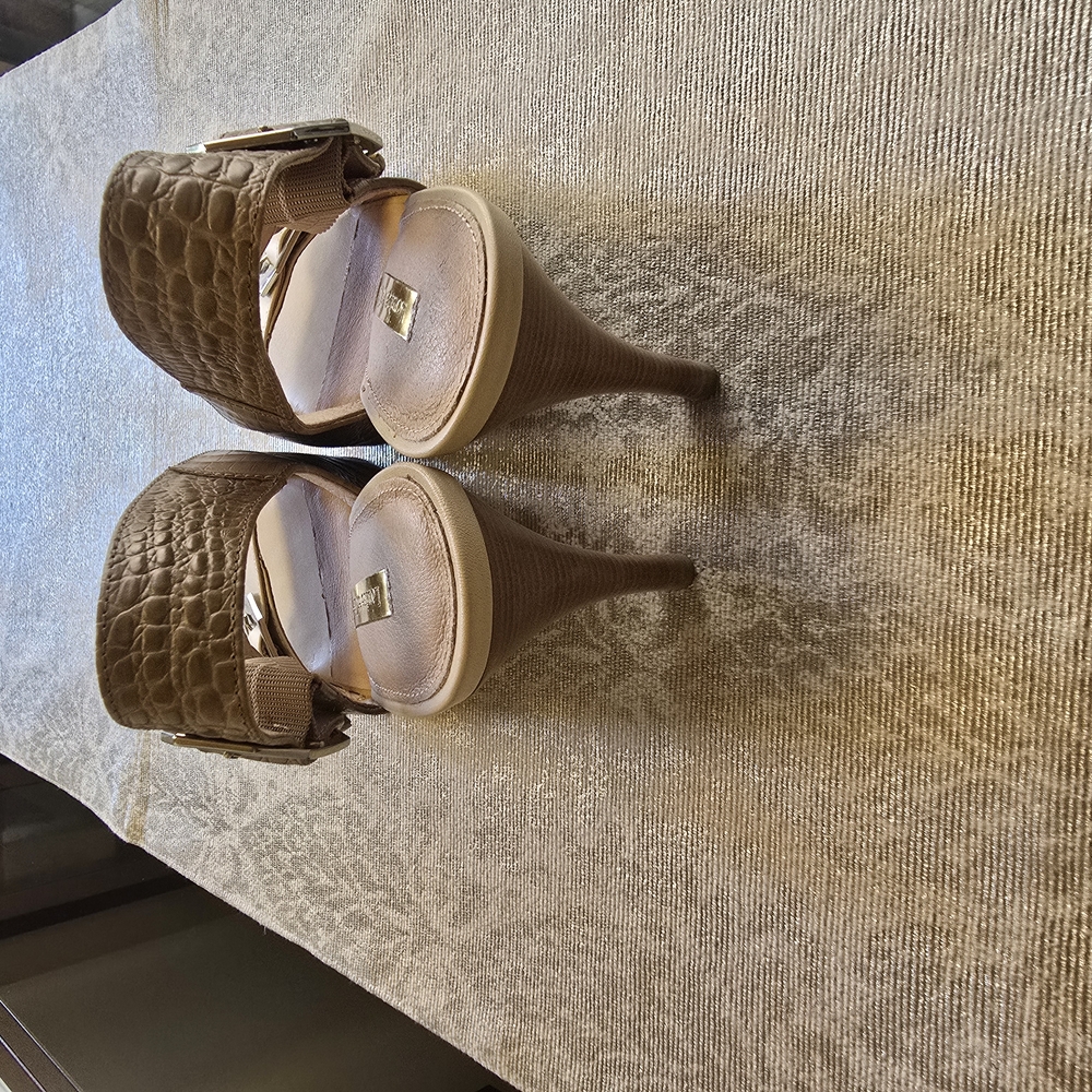 Louise et Cie Tan Cream Heels with Peep-Toe Design - Picture 4 of 6